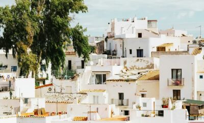 Cerrar la temporada en la costa: guía para blindar tu vivienda en el Levante Almeriense ante temporales y humedad de invierno